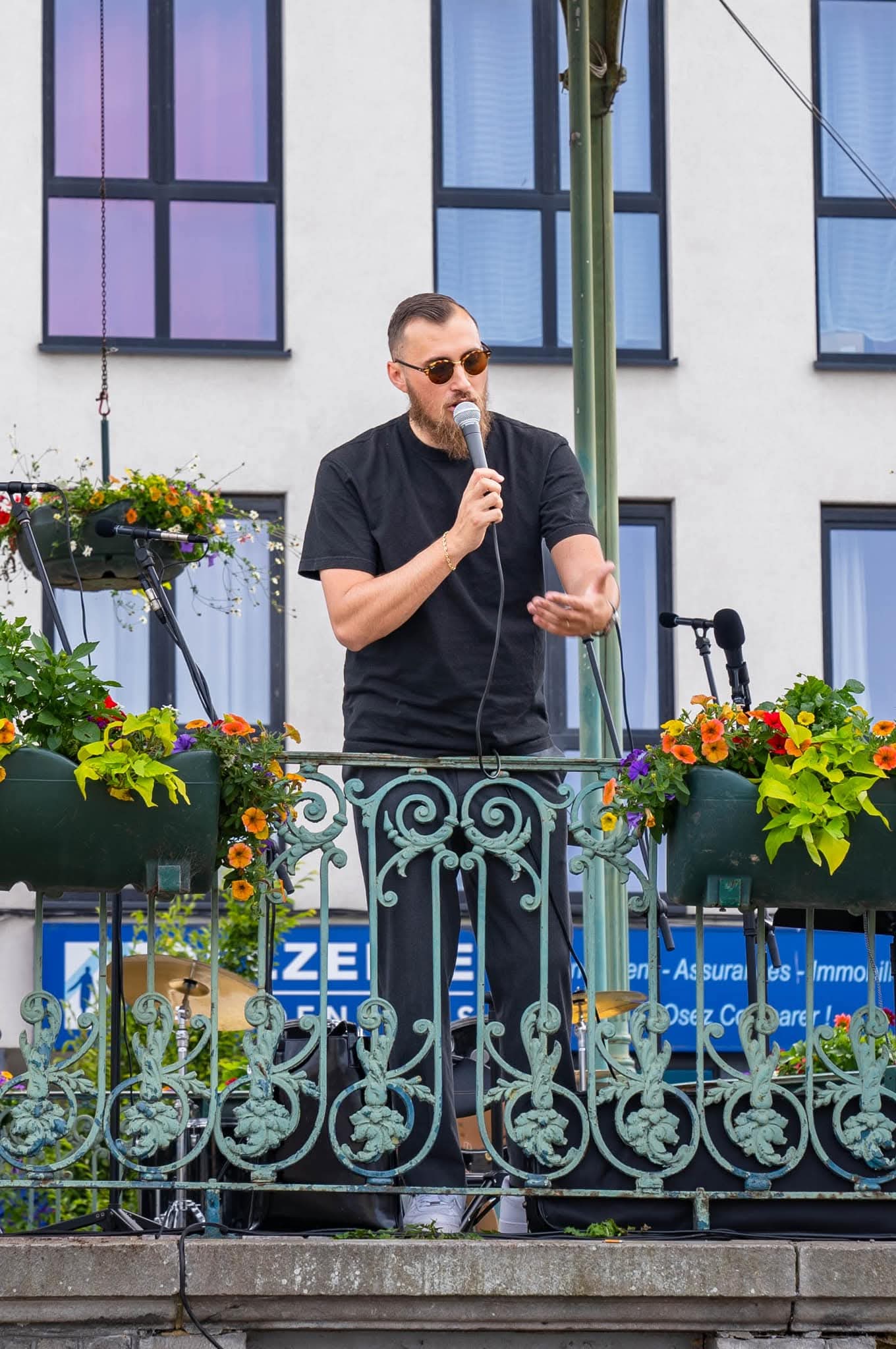 Édition 1 — chanteur solo depuis le balcon