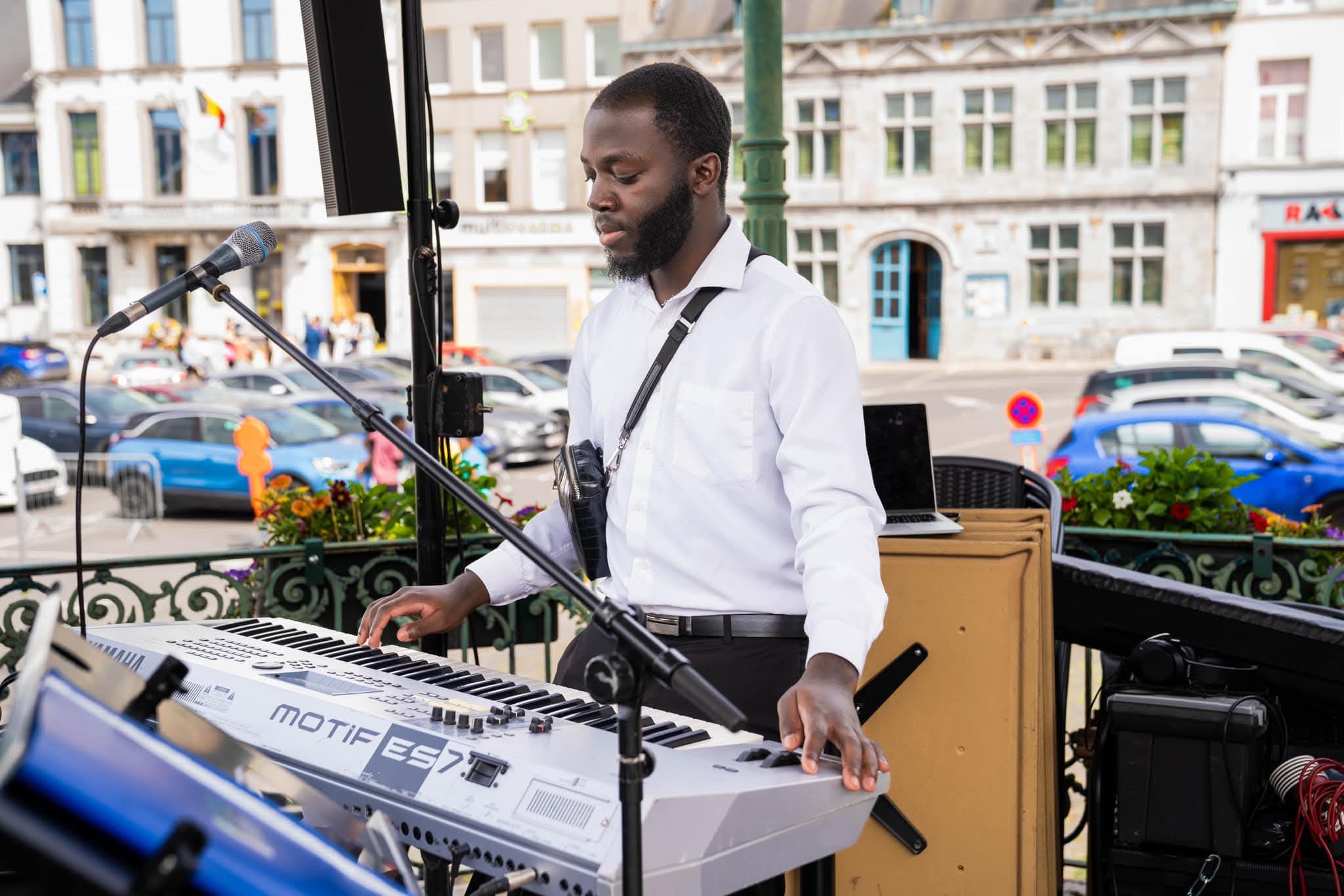 Édition 1 — musicien au clavier pendant le concert